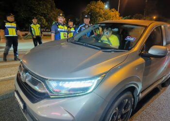 MOHD. Misuari Abdullah(dua kanan) bersama pegawai memeriksa buku log perjalanan bas semasa Ops Khas Tahun Baharu Cina di Stesen JPJ Bukit Jawa, Selising, Pasir Puteh, Kelantan malam tadi-UTUSAN/YATIMIN ABDULLAH.