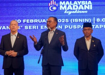 ANWAR Ibrahim ketika berucap pada perhimpunan bulanan bersama warga Jabatan Perdana Menteri (JPM) di Putrajaya. - UTUSAN/FAISOL MUSTAFA