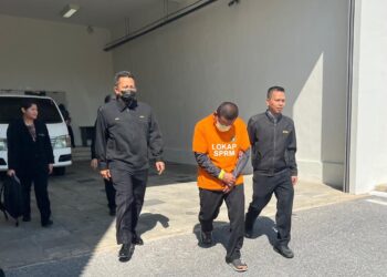 SUSPEK (dua dari kanan) dibawa keluar dari mahkamah selepas permohonan reman berhubung kes tuntutan palsu di Kompleks Mahkamah Kangar, Perlis hari ini.- UTUSAN/ASYRAF MUHAMMAD