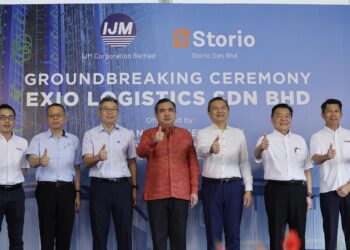 ANTHONY Loke Siew Fook bergambar bersama tetamu dan pengurusan Exio Logistics Hub pada majlis pecah tanah di Bandar Elmina, Shah Alam, Selangor. - UTUSAN/MOHAMAD NAUFAL IDRIS