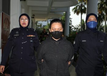 TERTUDUH, Nursyafiqah Hermansah semasa berdepan pendakwaan memperdaya duit isteri Along Cham, Afreena Suhaimi di Kompleks Mahkamah Bandar Baru Bangi di sini hari ini. - UTUSAN/AMIR KHALID