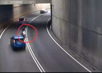TANGKAP layar satu rakaman video tular menunjukkan sebuah motosikal (dalam bulatan merah) bertembung dengan sebuah kereta di sebuah terowong di Jalan Masjid Negeri, Pulau Pinang, awal pagi semalam.