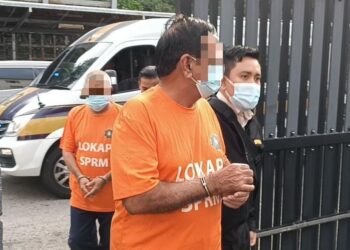 SEORANG presiden dan seorang setiausaha kehormat sebuah persatuan hoki direman lima hari bagi membantu siasatan kes penyelewengan wang sumbangan hampir RM27,000 di Johor Bahru.