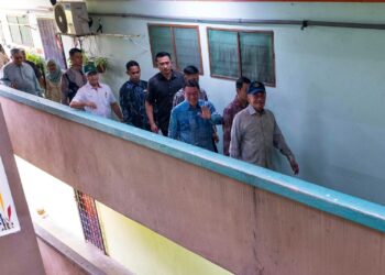 ANWAR Ibrahim berkunjung ke PPR Lembah Subang 1 bagi meraikan Forum Komuniti atau FORKOM.-FACEBOOK ANWAR IBRAHIM