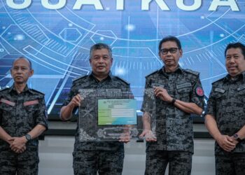 ZAKARIA  Shaaban (dua, kiri) bergambar bersama Pelekat Inspektorat Penguatkuasaan Jabatan Imigresen Malaysia di Kompleks Nasyrul Quran di Putrajaya. - UTUSAN/FAIZ ALIF ZUBIR