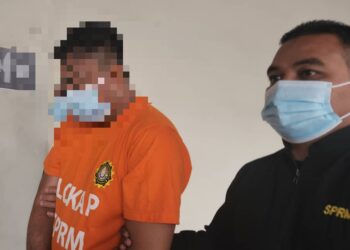 PEGAWAI SPRM Pulau Pinang membawa seorang anggota polis berpangkat Sarjan (berbaju jingga) ke Kompleks Mahkamah Pulau Pinang untuk mendapatkan perintah reman hari ini.