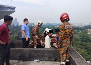 ANGGOTA bomba dan seorang penyampai radio berusaha memujuk dan menyelamatkan seorang lelaki yang mengalami tekanan dalam kejadian di Menara Lembaga Pertubuhan Peladang (LPP), Jalan Sultan Salahuddin, Kuala Lumpur.