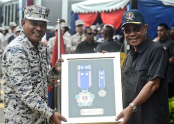 SAIFUDDIN Nasution Ismail (kanan) bersama Ketua Pengarah Maritim Malaysia, Laksamana Maritim Datuk Mohd. Rosli Abdullah pada acara Sambutan Dua Dekad Maritim Malaysia di Persiaran Karpal Singh, George Town, Pulau Pinang hari ini.-UTUSAN/IQBAL HAMDAN