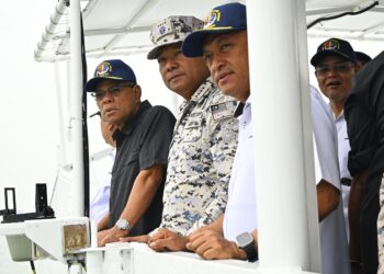 SAIFUDDIN Nasution Ismail (kanan) ketika hadir pada acara Sambutan Dua Dekad Maritim Malaysia di Persiaran Karpal Singh, George Town, Pulau Pinang hari ini.-UTUSAN/IQBAL HAMDAN
