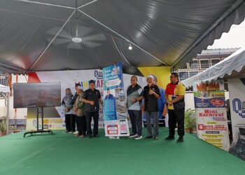 PENGERUSI Jawatankuasa Bertindak Pendidikan dan Modal Insan negeri merangkap Ahli Dewan Undangan Negeri (ADUN) Senaling, Datuk Ismail Lasim ditemani Sazali Harun menyempurnakan Mini Karnival Satu Pemimpin Satu Kampung (Santuni Madani) di Masjid Kariah Kampung Terusan Seberang, Kuala Pilah, Negeri Sembilan. - UTUSAN/NOR AINNA HAMZAH