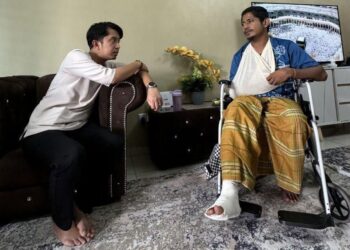 ADAM ADLI Abdul Halim menziarahi Muhammad Khairuddin Sa’arin di Melaka.