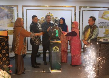 PENGERUSI TEM, Zulkifli Idris (tiga dari kiri) dan Zulna Hashim (tiga dari kanan merasmikan Majlis Pelancaran TEM di Bazar Tuan Padang, Kota Bharu, Kelantan. – MINGGUAN/KAMARUL BISMI KAMARUZAMAN