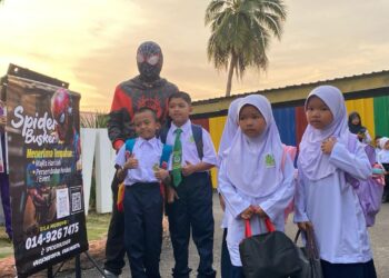 SPIDERBUSKER bergambar dan menyanyi menghiburkan murid SK Dato’ Wan Kemara ketika Sesi Persekolahan 2025 yang kembali dibuka hari ini di Changlun, Kubang Pasu.