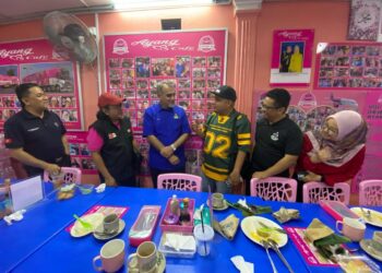 MOHAMED Yusoff Khan Mohd. Hassan (tiga kiri) beramah mesra dengan pengamal media di Kelantan semasa sarapan pagi di Kota Bharu, Kelantan hari ini.