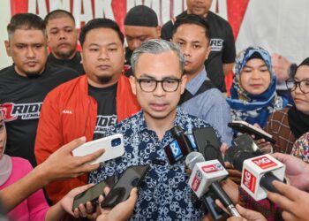 MENTERI Komunikasi, Fahmi Fadzil ketika ditemui pemberita pada Program Temu Anak Muda Lembah Pantai di sini, hari ini. - UTUSAN/SYAKIR RADIN