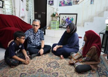 FAHMI Fadzil bersama tiga orang arwah anak Muhammad Basir.
