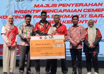 ZAMAKHSHARI Muhamad (dua dari kiri) dan Mohd. Saipuddin Zakaria (dua dari kanan) menyampaikan insentif kepada atlet serta pegawai sokongan pada Majlis Penyerahan Insentif Pencapaian Cemerlang Kontinjen Para Sukma XXI Sarawak 2024 Negeri Kelantan di Tunjung, Kota Bharu, Kelantan hari ini. - UTUSAN/MUSTAQIM MOHAMED.