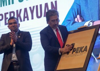 JOHARI Abdul Ghani ketika gimik merasmikan simposium kayu kita pemerkasaaan bumiputera dalam industri perkayuan di Putrajaya. - UTUSAN/FAISOL MUSTAFA