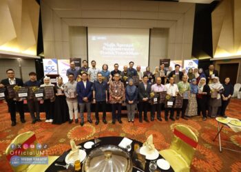 Sebahagian penerima anugerah dan pemain industri sempena Majlis Apresiasi Pengkomersilan Produk Penyelidikan UMT 2025.