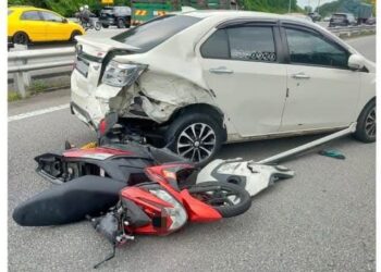 KEADAAN motosikal yang ditunggangi jururawat yang maut lepas rempuh lori sebelum digilis dua kenderaan.