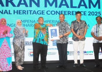 RAIS Yasin menyampaikan sijil penghargaan kepada Datuk Bandar MBMB, Datuk Shadan Othman pada majlis makan malam sempena Persidangan Warisan Kebangsaan 2025 di Banda Hilir, Melaka. – UTUSAN/AMRAN MULUP
