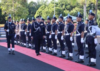 KHAW Kok Chin memeriksa barisan kawalan kehormatan ketika hadir ke Majlis Perasmian Ibu Pejabat Polis Daerah Sik, hari ini. -UTUSAN/ SHAHIR NOORDIN