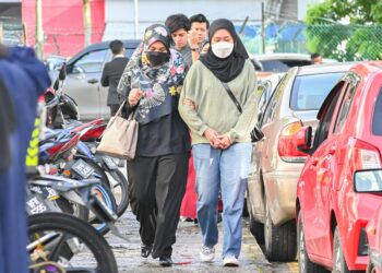 Ismanira Abdul Manaf (depan,kiri) dan Zaim Ikhwan Zahari (belakang,kanan) ketika hadir di Mahkamah Sesyen Petaling Jaya di sini hari ini.-UTUSAN/ MUHAMMAD NAIM HELMI HAFIDZI