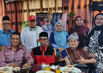 ROZALI Isohok (bediri, kiri) bersama Nozula Mat Diah (duduk kanan) serta bekas wakil rakyat yang hadir ke Mesyuarat Agung Tahunan Mubarak Kelantan Kali ke 13 di Kota Bharu, Kelantan hari ini-UTUSAN/YATIMIN ABDULLAH.