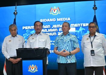 ANWAR Ibrahim pada sidang akhbar selepas Permukiman Jemaah Menteri Kerajaan MADANI 2025 di Bangi, Selangor hari ini.-UTUSAN/SYAKIR RADIN