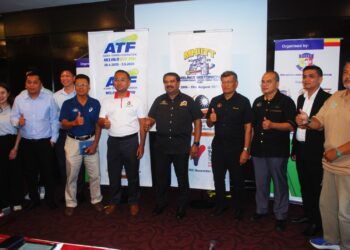 VP. Shanmugam (tengah) menunjukkan isyarat bagus selepas melancarkan Kejohanan Tenis Tempatan dan Antarabangsa anjuran MLTA di Hotel MITC, Ayer Keroh, Melaka. - UTUSAN/AMRAN MULUP