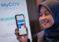 PEGAWAI Jabatan Digital Negara, Nur Aina Nabilah Musbah menunjukkan aplikasi MyGov yang telah dilancarkan selepas Majlis Peluncuran Garis Panduan Pengadaptasian Kecerdasan Buatan (AI) Sektor Awam di Putrajaya. - UTUSAN/FAIZ ALIF ZUBIR