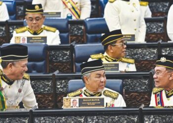 AHMAD ZAHID Hamidi (tengah) berbual dengan Perdana Menteri, Datuk Seri Anwar Ibrahim sempena Istiadat Pembukaan Mesyuarat Pertama Penggal Keempat Parlimen Ke-15 di Dewan Rakyat, Kuala Lumpur, semalam.