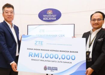STEVEN Ge (kiri) menyerahkan cek cura untuk Dana Ihsan Madani kepada Aznur Hafeez Kaswuri di Pejabat Perdana Menteri, Putrajaya, hari ini. - FOTO/ABDUL RAZAK IDRIS