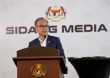 FAHMI Fadzil bercakap pada sidang akhbar mingguan di Kementerian Komunikasi, semalam- UTUSAN/FAISOL MUSTAFA
