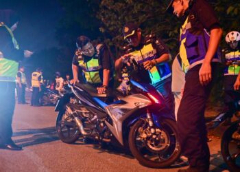 MOHD. Zamri Samion (dua dari kiri) meneliti motosikal yang disita akibat diubah suai secara ekstrem menerusi Op Khas Motosikal Sempena Tahun Baharu Cina 2025 di Kuala Terengganu, Terengganu malam tadi. - UTUSAN/PUQTRA HAIRRY