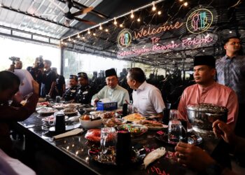 ANWAR Ibrahim hadir makan tengah hari di Gerai Syam Bawah Pokok, Puchong Perdana sebelum menunaikan solat jumaat di Masjid As-Salam, Puchong Perdana. -UTUSAN/AFIQ RAZALI