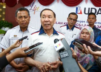 MOHD. Annuar Zaini ditemui pemberita pada Majlis Penyerahan Smart TV di Sekolah Kebangsaan Raja Dihilir Ekram di Ipoh hari ini. - UTUSAN/MUHAMAD NAZREEN SYAH MUSTHAFA