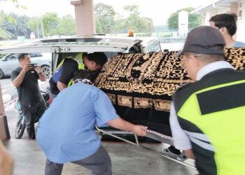 JENAZAH salah seorang daripada lima sekeluarga yang rentung dalam kebakaran rumah sewa minggu lalu dituntut ahli keluarga di Unit Forensik Hospital Jasin, Melaka.