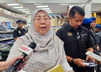 FUZIAH Salleh semasa mengadakan tinjauan harga barang kelengkapan sekolah di Servey Hypermarket, Putatan hari ini