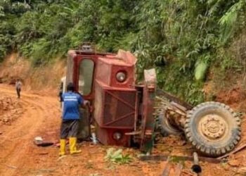 KEADAAN lori yang terbalik di kawasan jalan balak di Kampung Panggung Lalat di Gua Musang, Kelantan, semalam. - IHSAN MEDIA SOSIAL