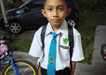 MOHAMMAD Fahmi Hafiz kini kritikal selepas mengalami sesak nafas akibat tercekik gula-gula 'gummy' yang dibelinya di luar kawasan sekolah di Butterworth, Pulau Pinang semalam.-GAMBAR/FACEBOOK