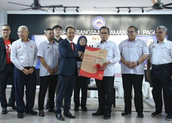 AZMAN Adnan (tiga dari kanan) menyerahkan buku latihan kitar semula kepada Guru Besar SK Taman Seri Pagi, Amir Fikri Ithnin pada Majlis Penyerahan Bantuan 1 Juta Buku Tulis Kitar Semula Kepada Murid B40 di SK Taman Seri Pagi, Senawang, Seremban hari ini.-UTUSAN/MOHD. SHAHJEHAN MAAMIN.