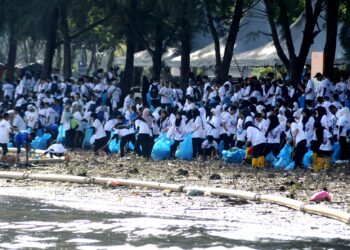 Seramai 3000 sukarelawan Southern Volunteers (VS) membersihkan persisiran pantai sempena Program VS Go Green @ Johor Bersih Peringkat Negeri Johor di Sungai Tebrau, Bakar Batu, Johor Bahru disini. UTUSAN/RAJA JAAFAR ALI