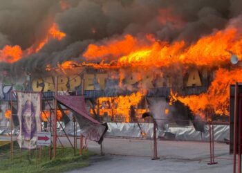 ANGGOTA bomba sedang memadamkan api marak yang memusnahkan sebuah kilang karpet di pusat perniagaan Nilai 3, Nilai, Seremban pagi tadi. - UTUSAN /NUR SHARIEZA ISMAIL