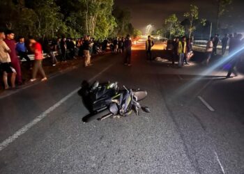 MANGSA meninggal dunia di tempat kejadian akibat terjatuh selepas melanggar memerang yang melintas di Jalan Lencongan Barat, Sungai Petani.