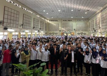 MEGAT Affandi Ismail melancarkan  program 1st Day At School, Syoknya Sekolah! peringkat negeri di Sekolah Menengah Kebangsaan Wangsa Melawati, di sini hari ini.