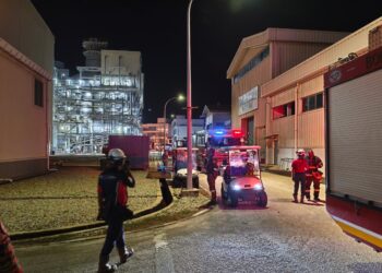 PASUKAN bomba dan TNB melakukan pemantauan di lokasi berlakunya letupan di Stesen Janakuasa Tuanku Jaafar. Port Dickson, malam tadi.-GAMBAR/ IHSAN BOMBA.