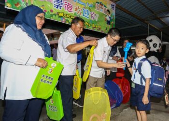 WONG Kah Woh menyantuni murid pada hari pertama persekolahan sesi 2025/2026 di SJKC) Chung Tack di Ipoh hari ini. - UTUSAN/MUHAMAD NAZREEN SYAH MUSTHAFA
