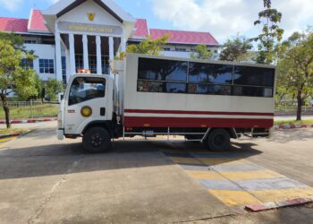 KENDERAAN yang membawa Eda Ezrin dan suami serta enam rakan ke Mahkamah Wilayah Narathiwat, Thailand hari ini-UTUSAN/YATIMIN ABDULLAH