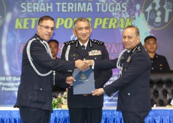 AZLAN Ahmad (tengah) menyaksikan majlis serah terima tugas jawatan Ketua Polis Perak daripada Zulkafli Saariat (kiri) kepada Noor Hisam Nordin di Ipoh. - UTUSAN/MUHAMAD NAZREEN SYAH MUSTHAFA